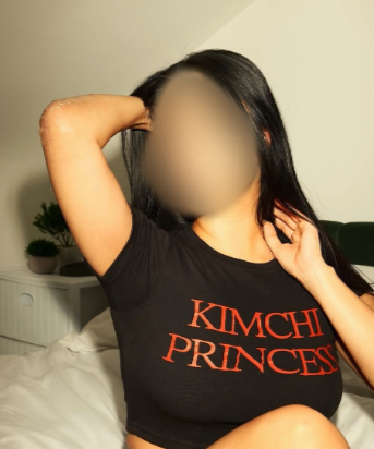 CorinnaXO photo chrome_Yyx3KR49wa.png